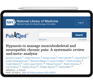 Um tablet com um artigo científico na tela